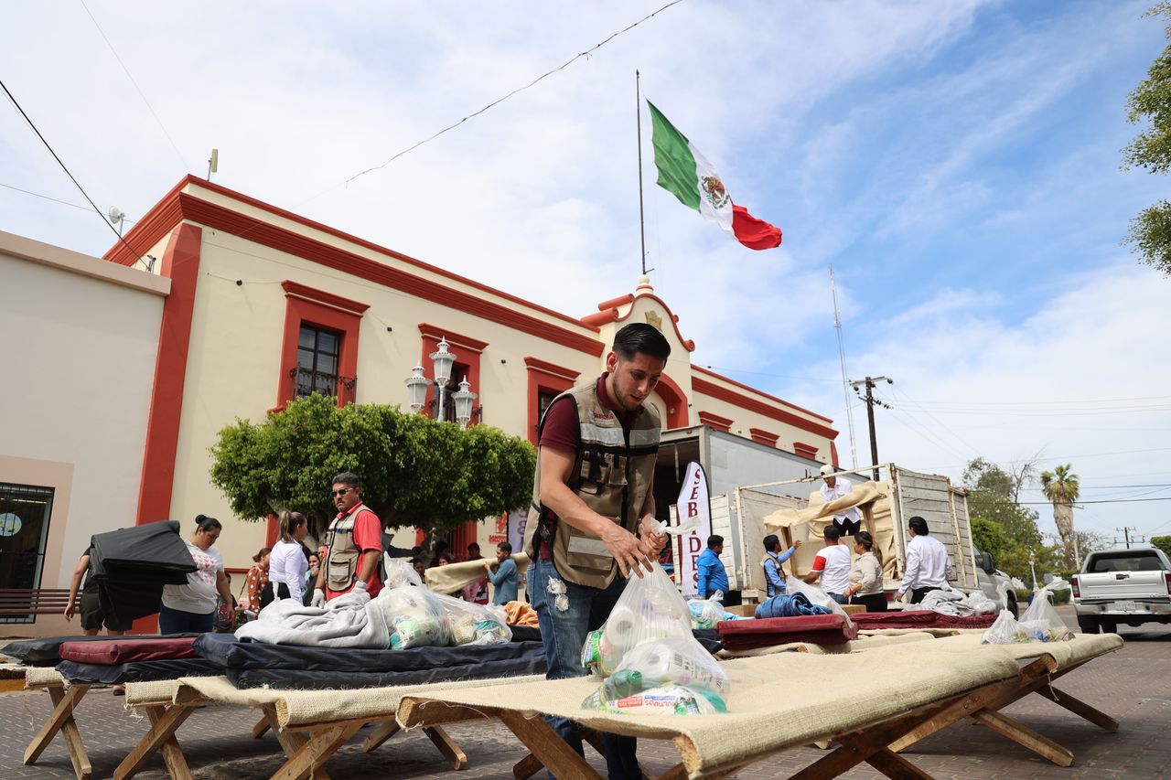 Sebides entregando apoyos a familias desplazadas en San Ignacio.