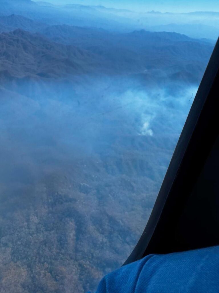 Sebides y Conafor sobrevuelan zona de Mazatlán por reactivación de incendio forestal