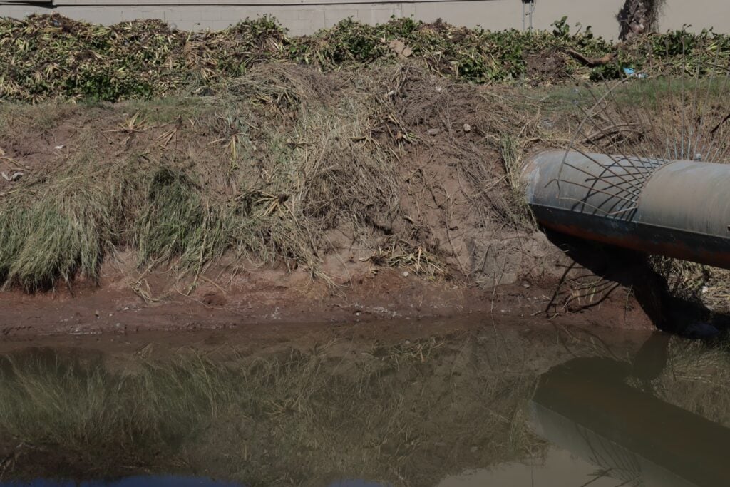 Sigue bajo nivel del canal que alimenta la planta Hernández Terán en Los Mochis