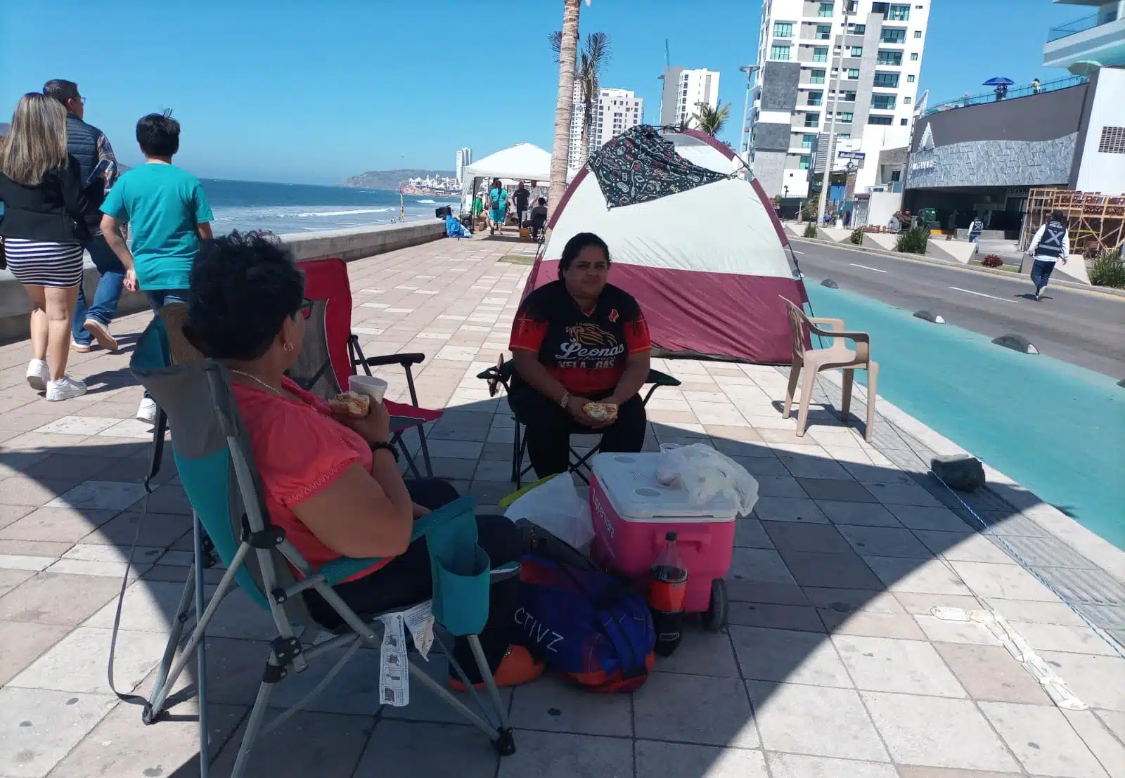 Residentes disfrutando del lonche antes de que el Carnaval de pie ante la multitud