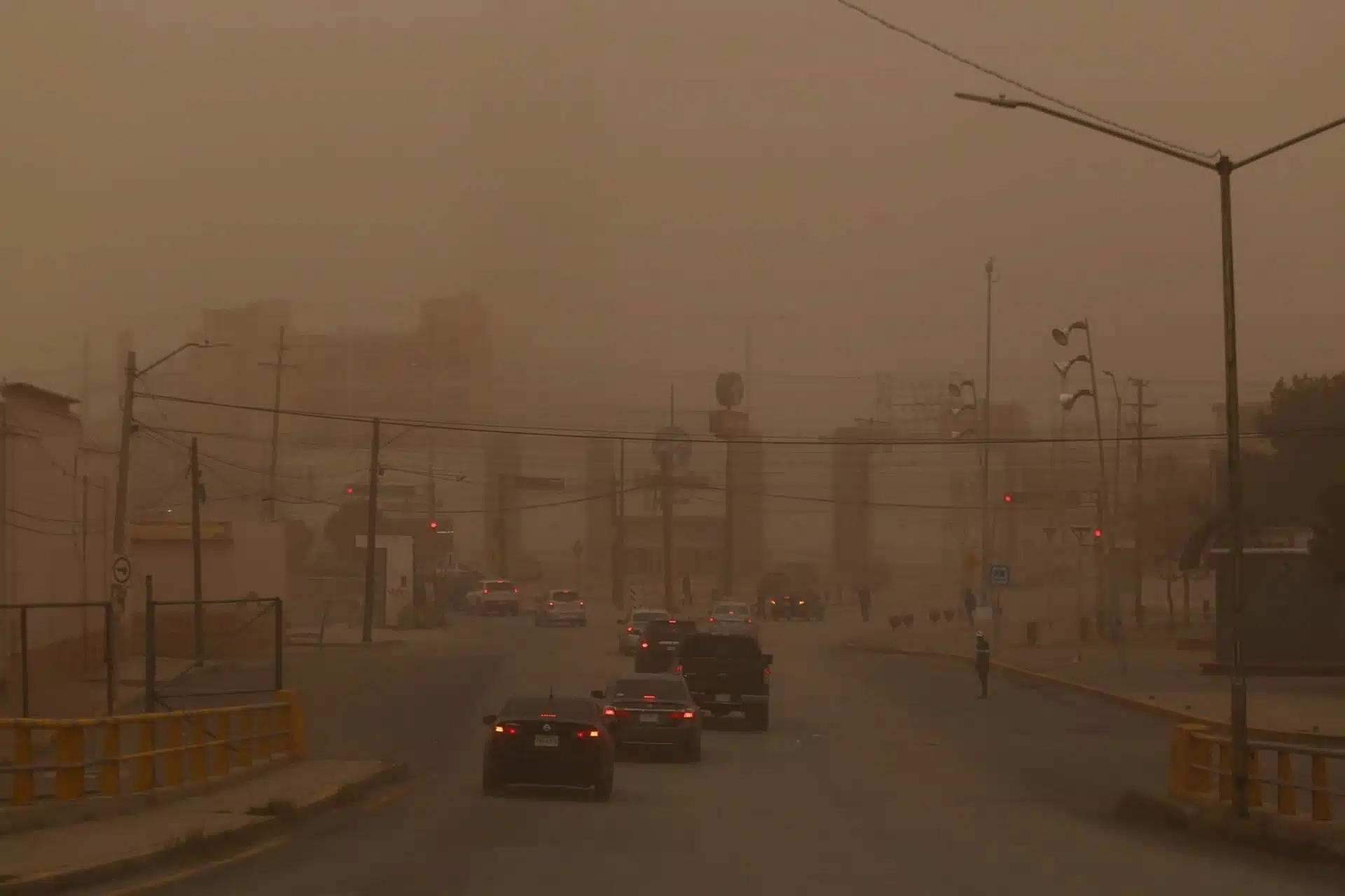 Tormenta de arena cubre Ciudad Juárez y causa caos en la región...