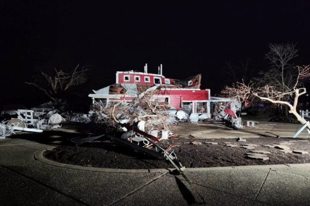 Violentos tornados dejan 27 muertos e innumerables daños materiales en EU: VIDEOS