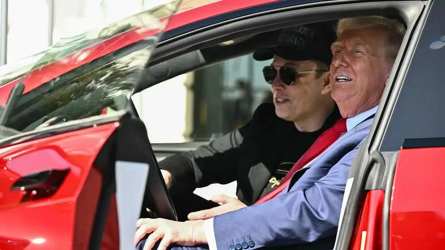 Trump compra un Tesla para mostrar apoyo a Elon Musk