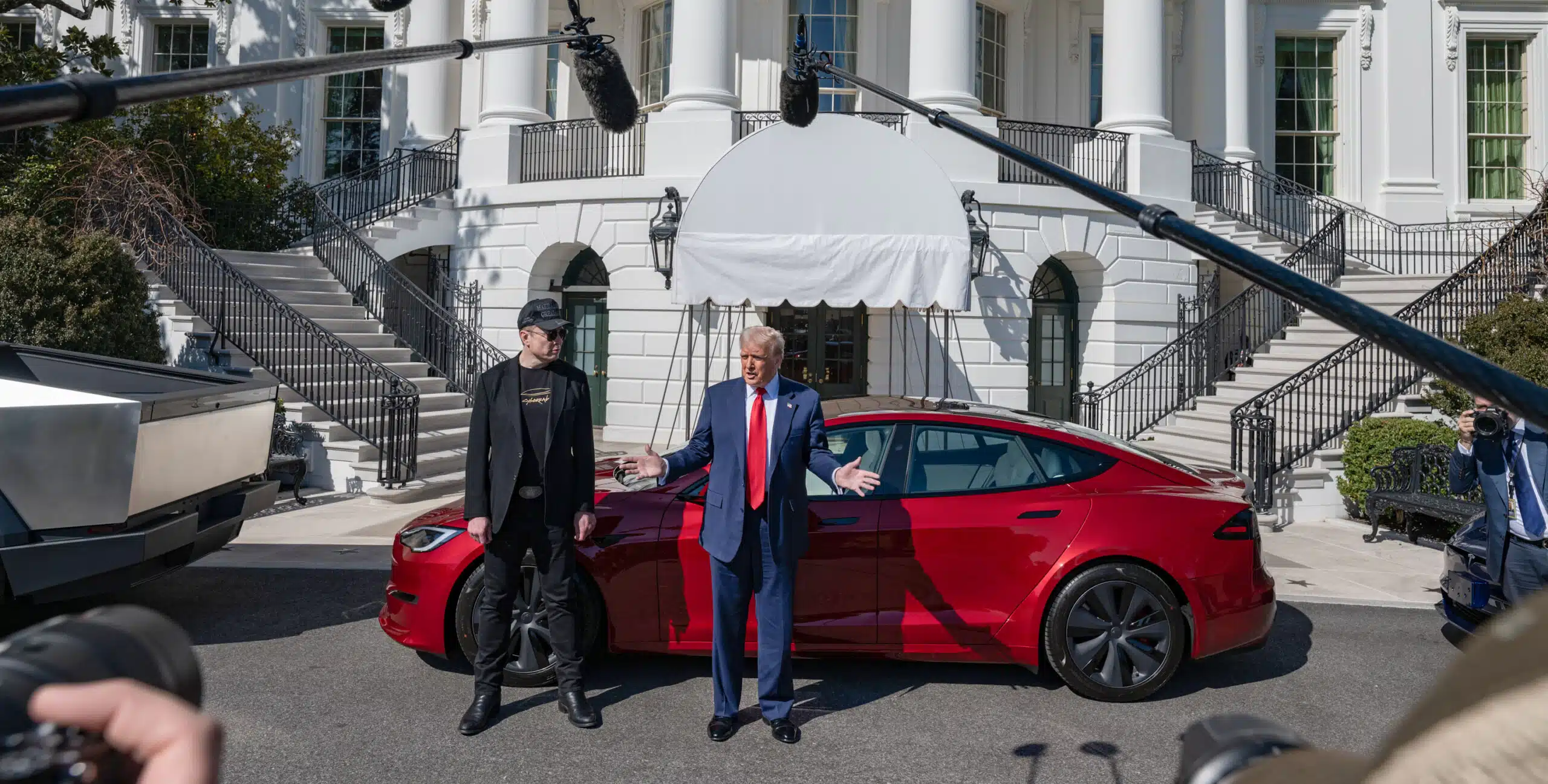 Trump denuncia ataques a Tesla y asegura que es terrorismo doméstico