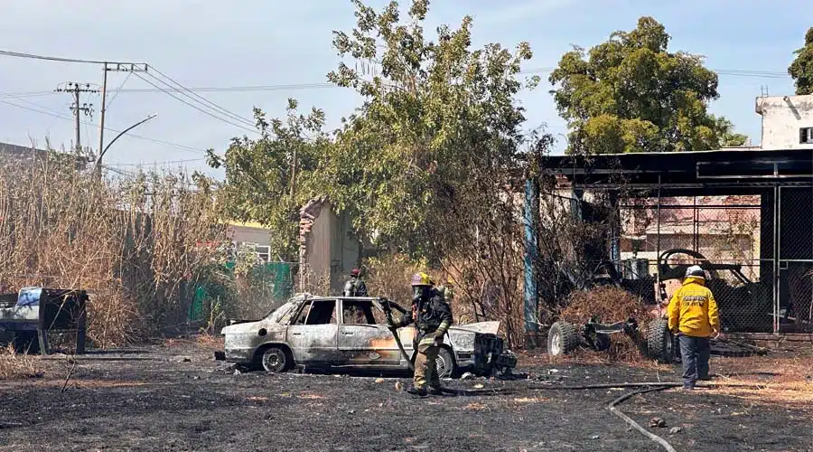 Vehiculo calcinado incendio Culiacán