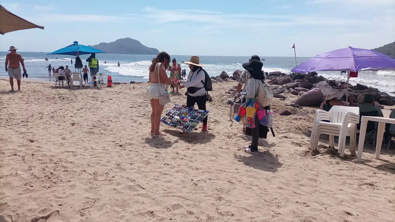 Vendedores en playas de Mazatlán