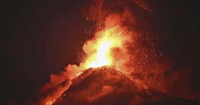 VIDEO: Erupción del volcán de Fuego en Guatemala provoca evacuaciones masivas