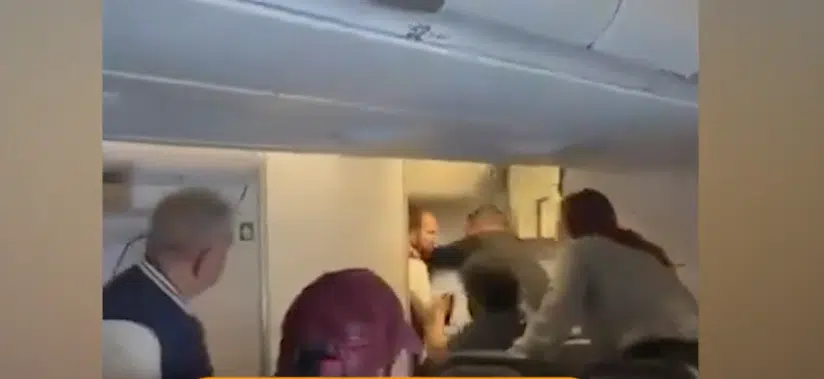 VIDEO: ¡Terror a bordo! Pasajero intenta abrir la puerta de un avión en vuelo Madrid - Caracas