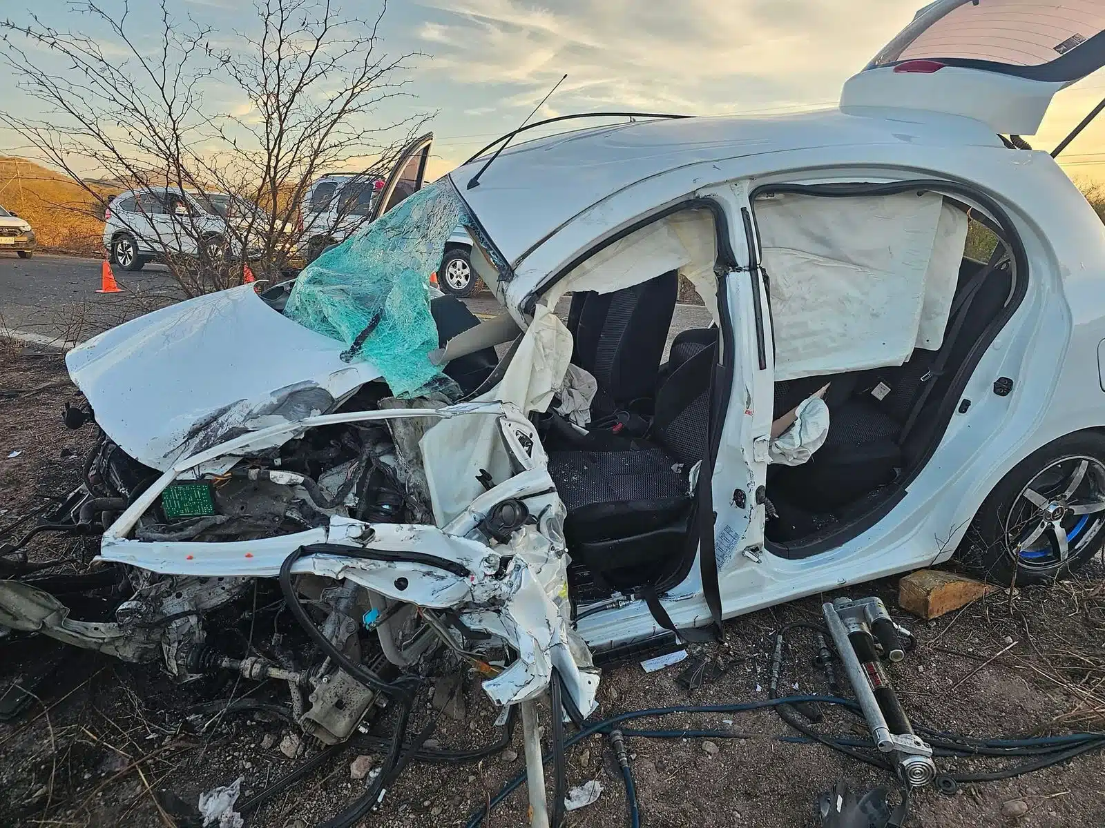 Conductor de automóvil queda prensado de frente contra un tráiler en Agua Caliente de Gárate, Sinaloa