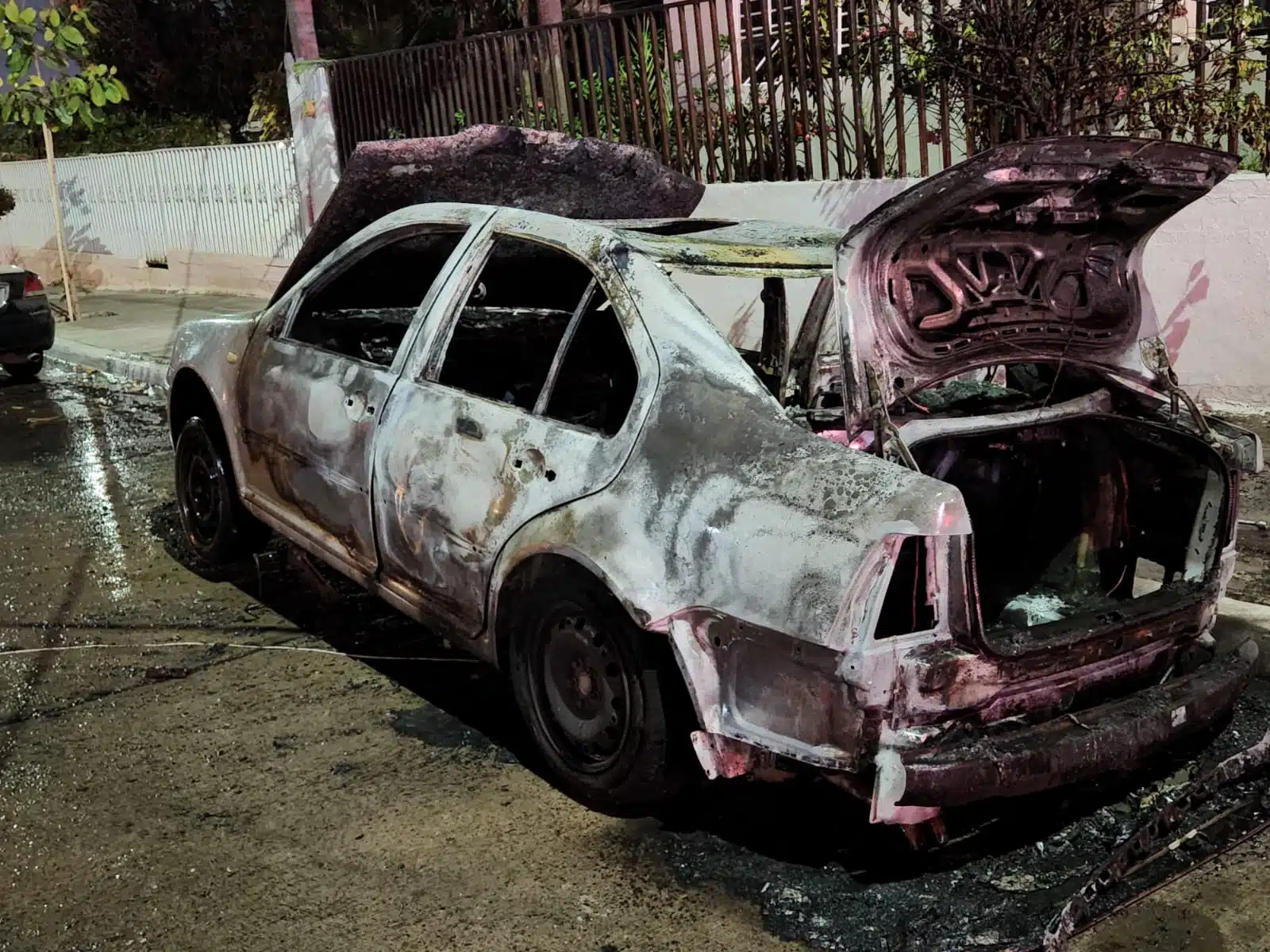 Vehículo estacionado queda en pérdida total tras incendiarse en Nuevo Culiacán