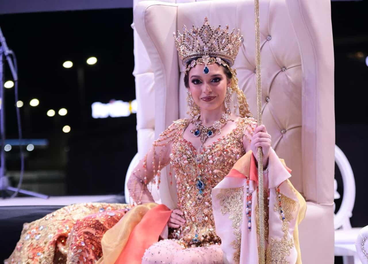 Karla Violeta Peimbert es coronada como reina del Carnaval Guasave 2025 en una noche de magia y esplendor