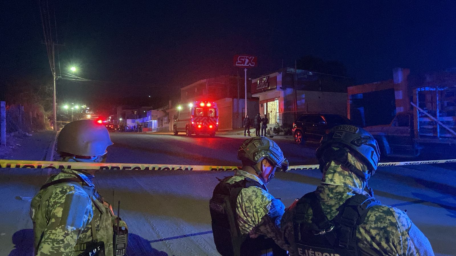 Elementos de seguridad en el lugar de los hechos.