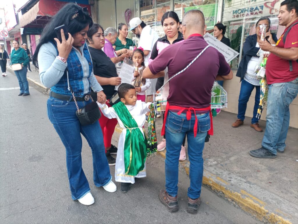 Los creyentes arribaron al cruce de las calles Ignacio Zaragoza y Aquiles Serdán para recibir la reliquia. Foto: Juan Escutia.