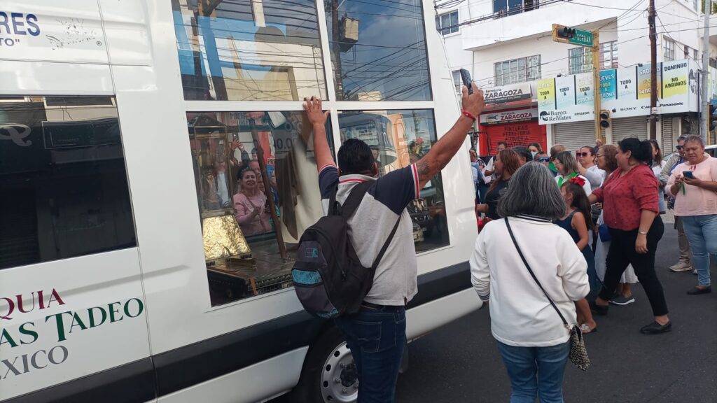 Los creyentes arribaron al cruce de las calles Ignacio Zaragoza y Aquiles Serdán para recibir la reliquia. Foto: Juan Escutia.