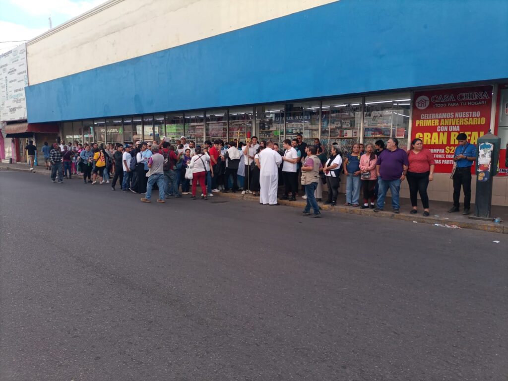 Los creyentes arribaron al cruce de las calles Ignacio Zaragoza y Aquiles Serdán para recibir la reliquia. Foto: Juan Escutia.