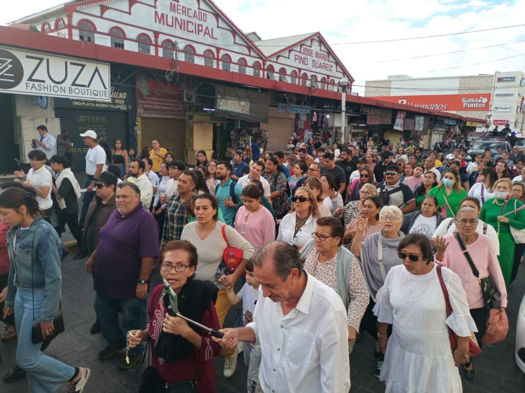 Los creyentes arribaron al cruce de las calles Ignacio Zaragoza y Aquiles Serdán para recibir la reliquia. Foto: Juan Escutia.