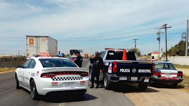 Agentes de la Policía Municipal en la carretera México 15