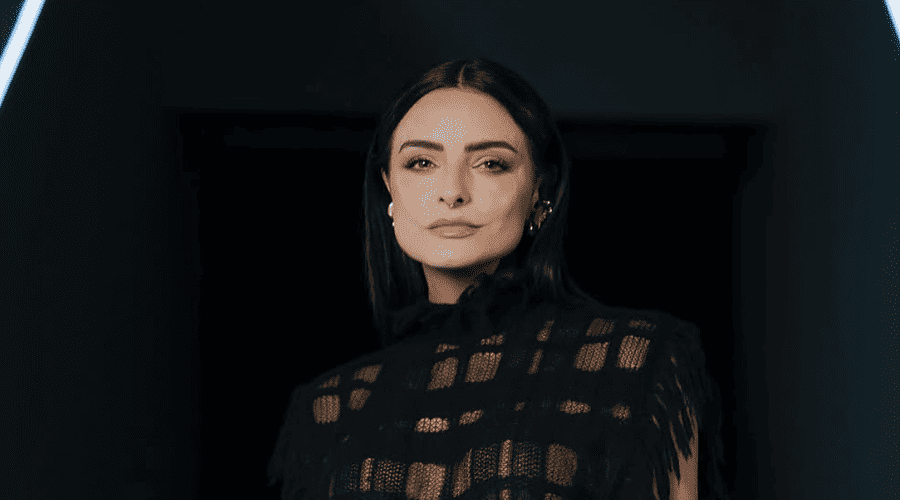 Aislinn Derbez.