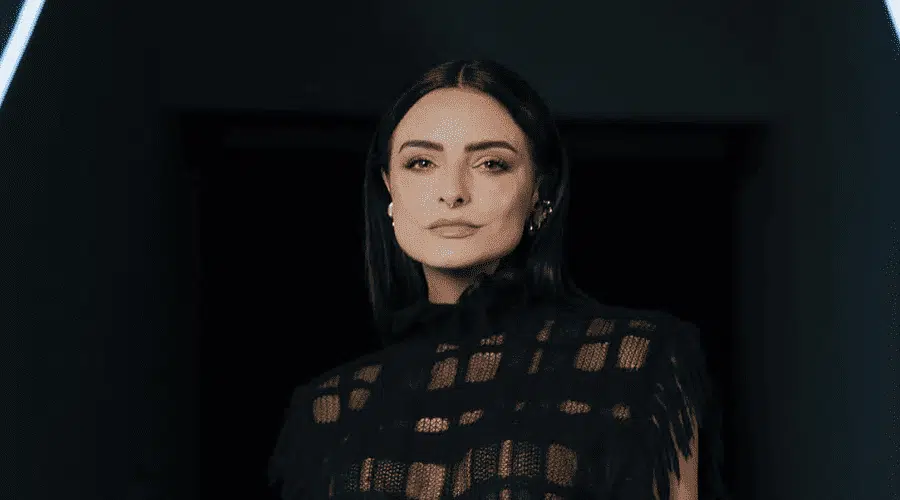 Aislinn Derbez.