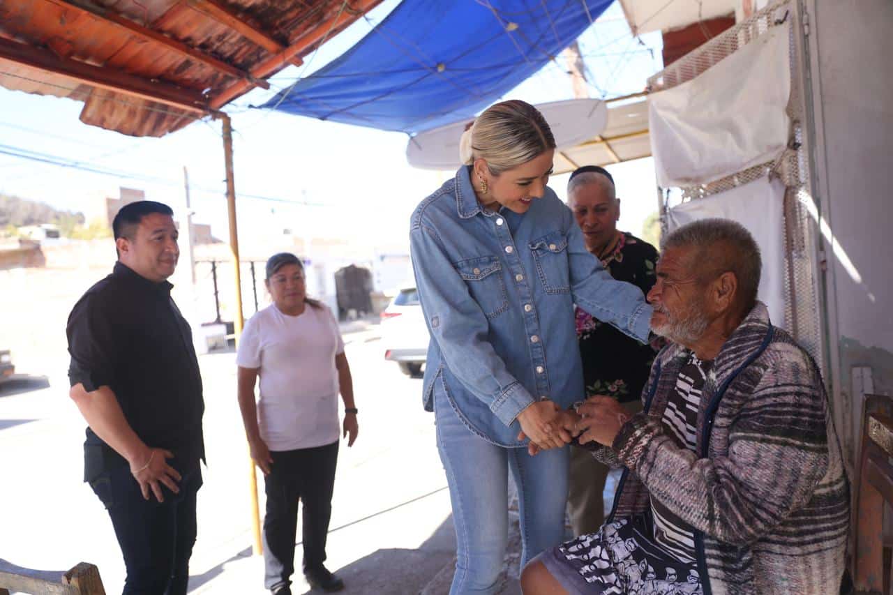 Estrela Palacios entrega silla de ruedas