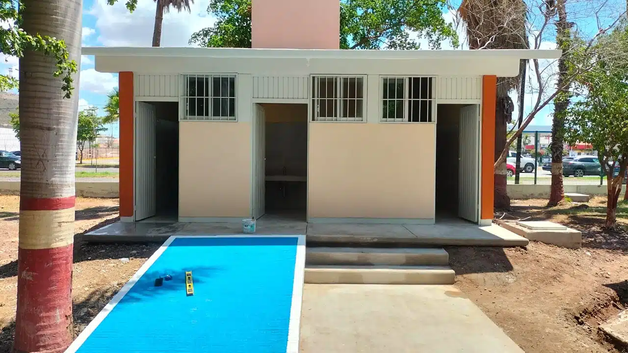 Baño de una escuela en Los Mochis