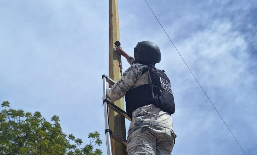 Agente de la Guardia Nacional retira cámara de vigilancia