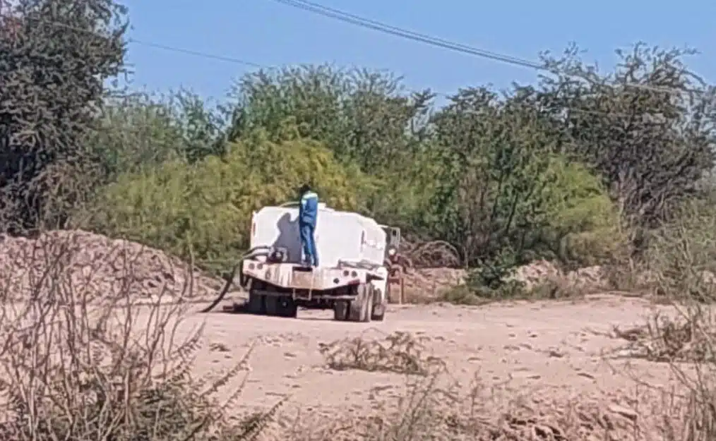 Camión con pipa de agua