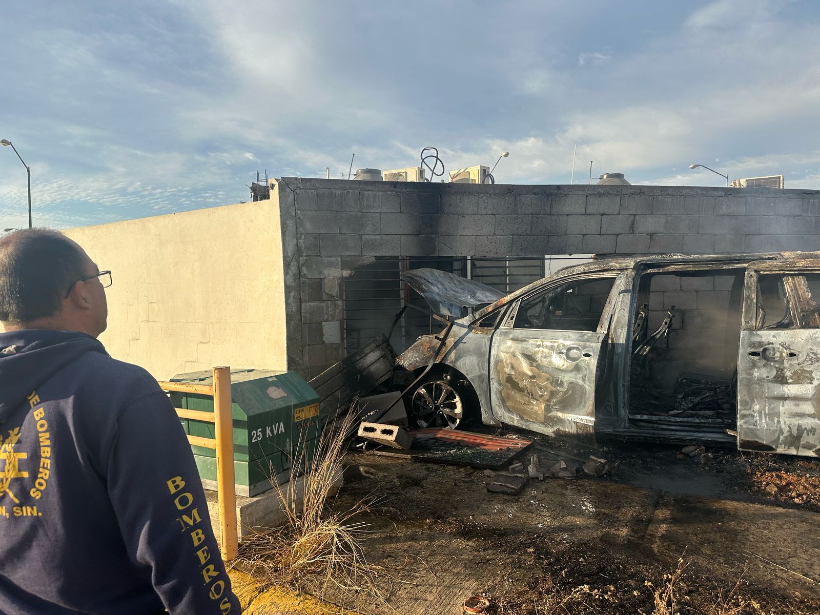 Camioneta chocó con la barda trasera de una vivienda