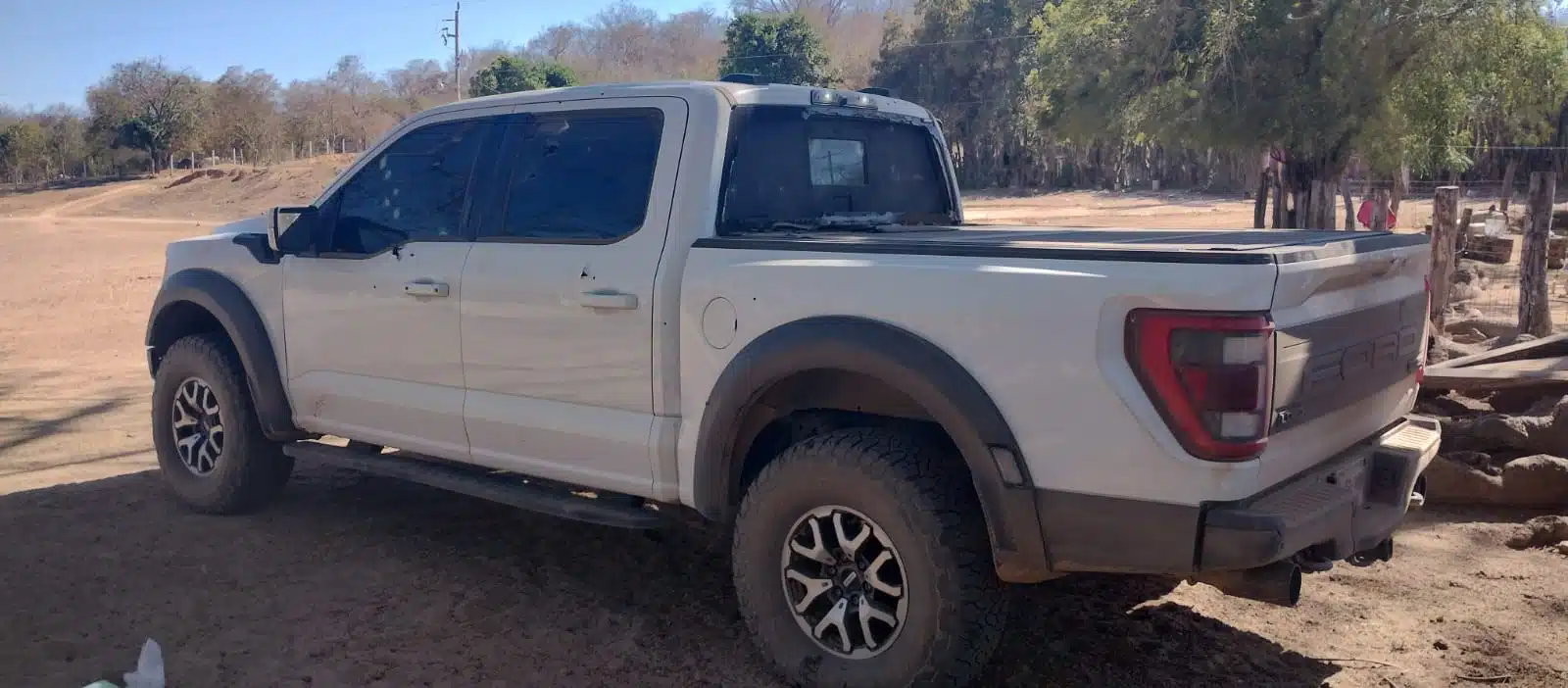 Camioneta con impactos de arma de fuego