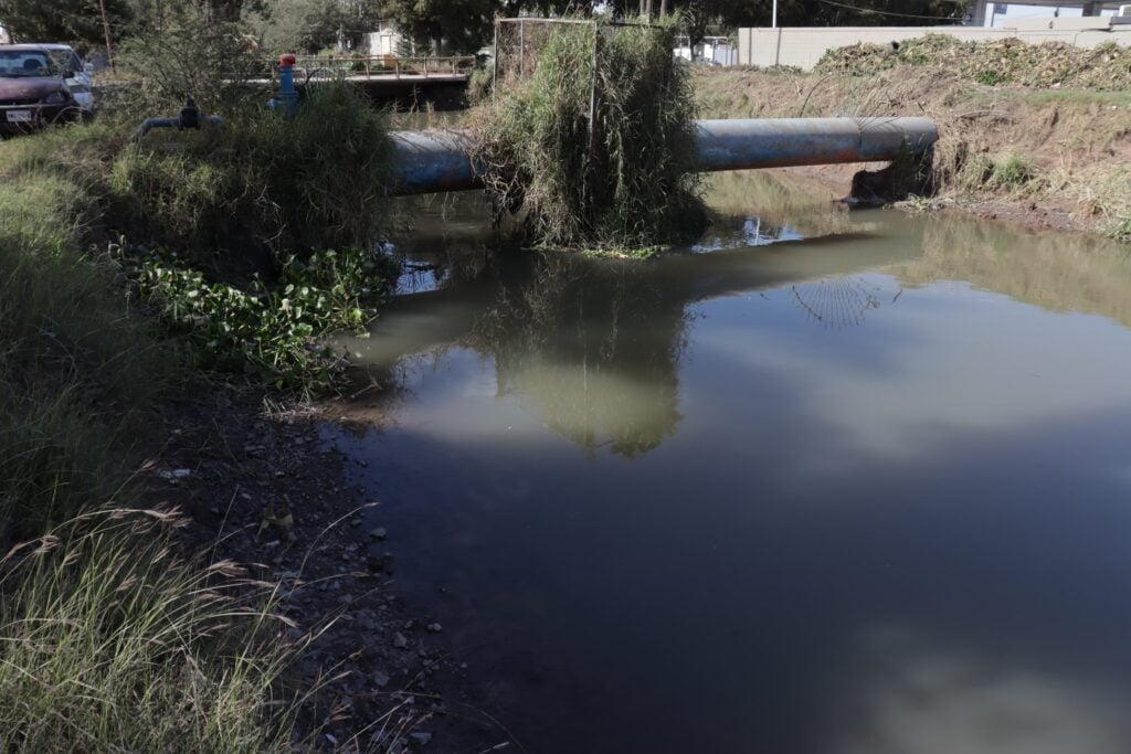 Canal 23+700 con bajo volumen de agua por sequía