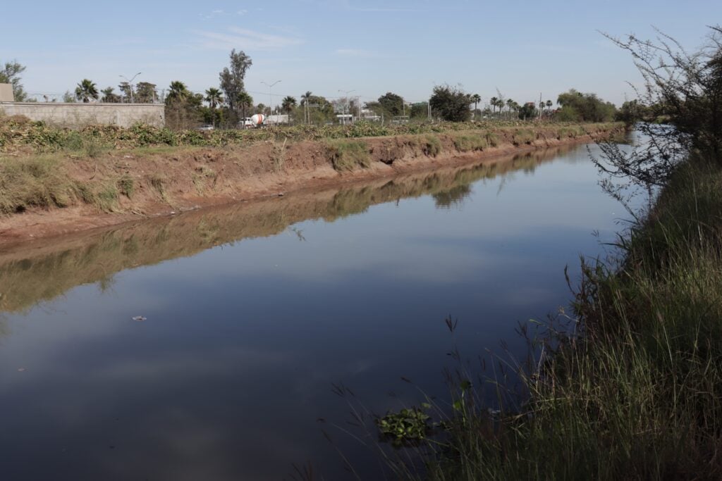 Canal 23+700 con bajo volumen de agua por sequía