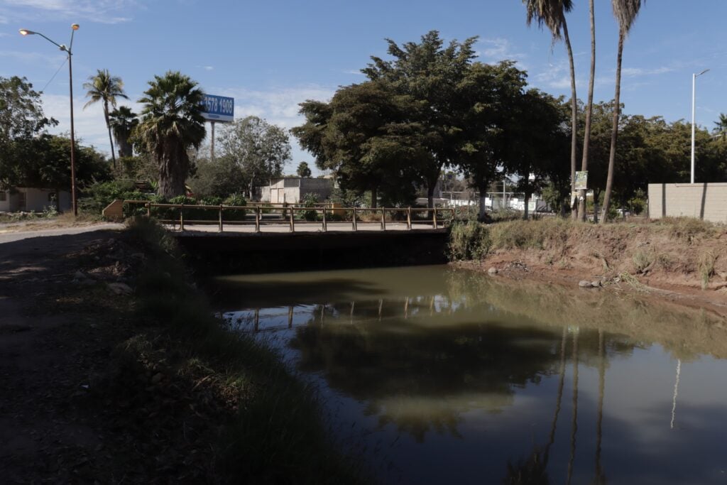 Canal 23+700 con bajo volumen de agua por sequía