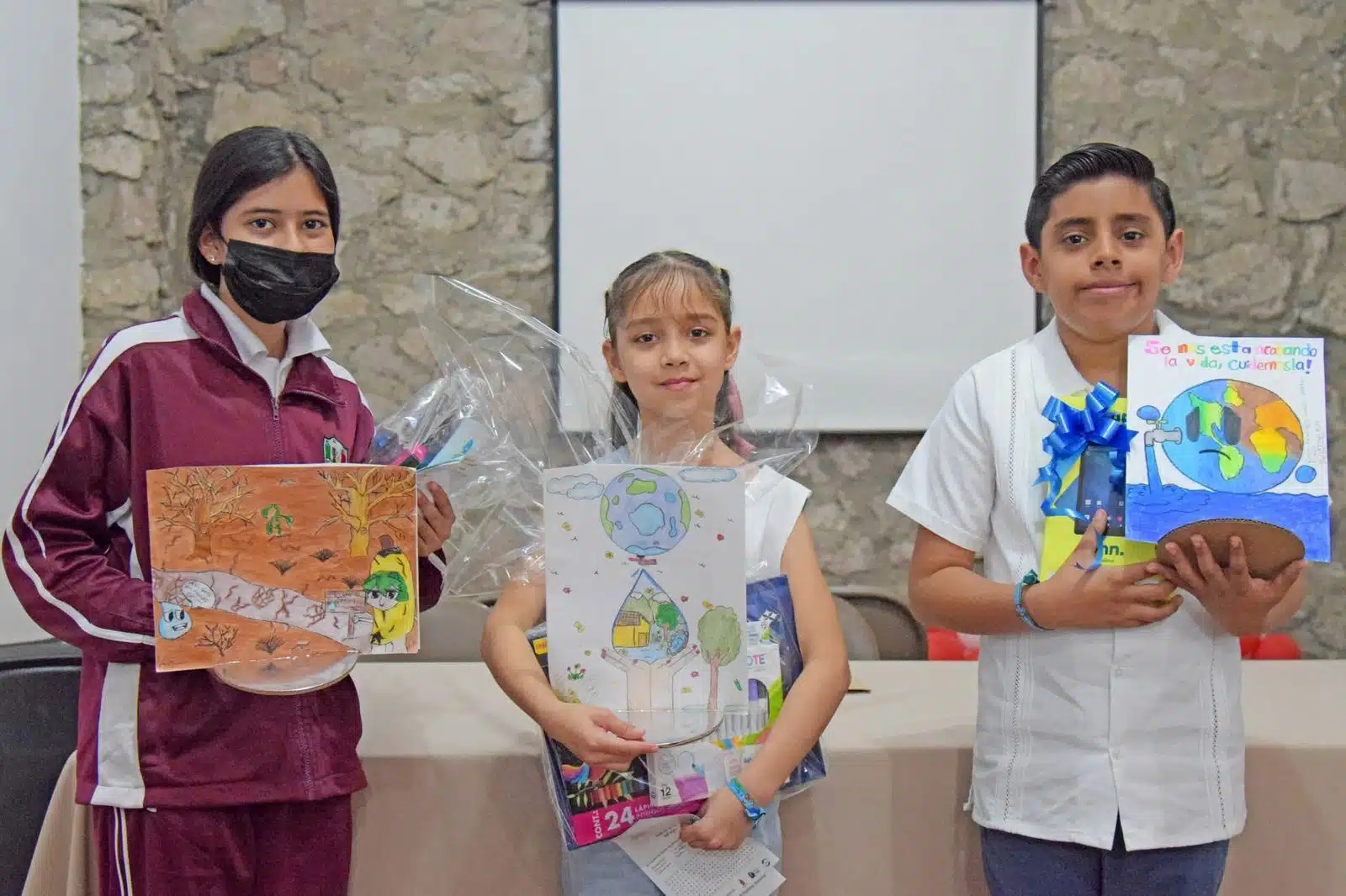 Niños participantes en el concurso infantil de dibujo sobre el cuidado del agua