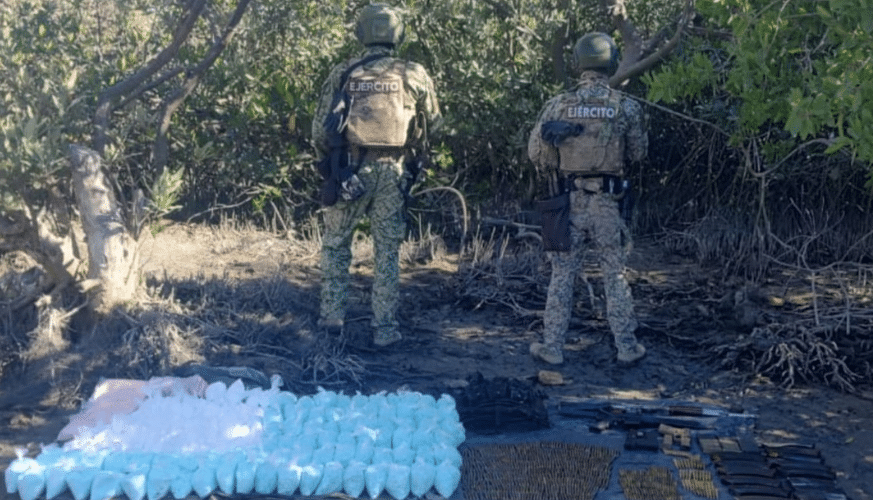 Militares aseguran armas y drogas