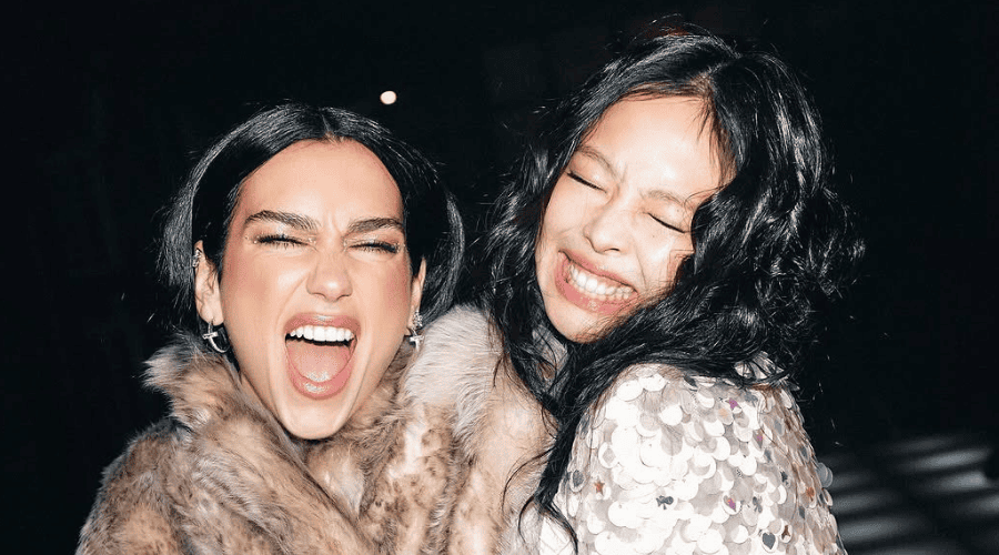 Dua Lipa y Jennie de BLACKPINK.