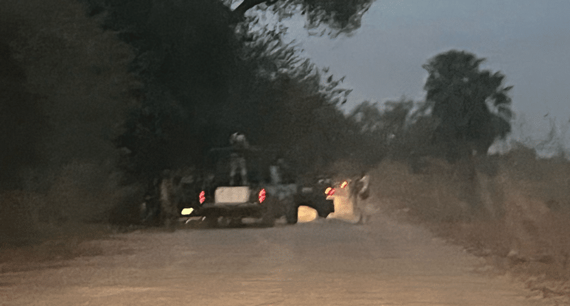 Elementos del Ejército Mexicano sobre un camino de tierra