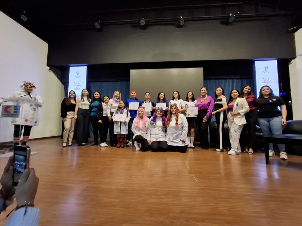 Reconocimiento a mujeres ganadoras de concursos de ciencia y tecnología