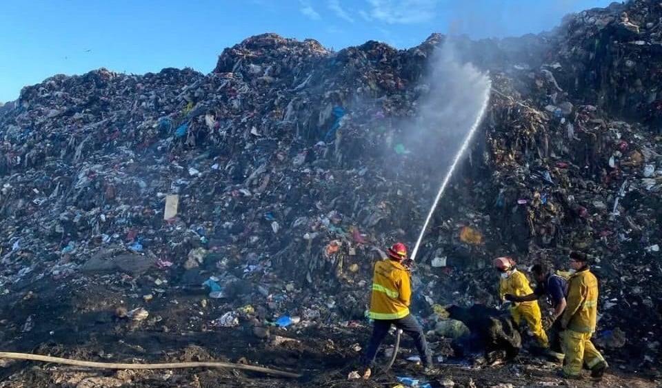 Bomberos tratan de apagar el incendio en el basurón de Mazatlán