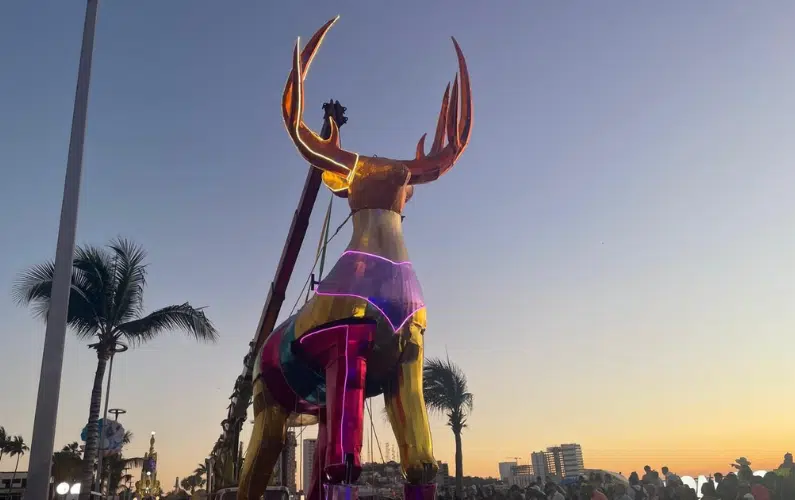 Marioneta de venado gigante en el desfile del Carnaval de Mazatlán