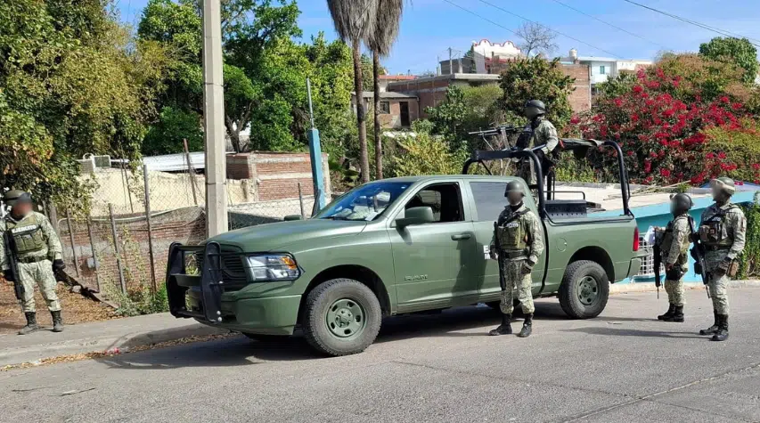 Elementos del Ejército en calle de Culiacán