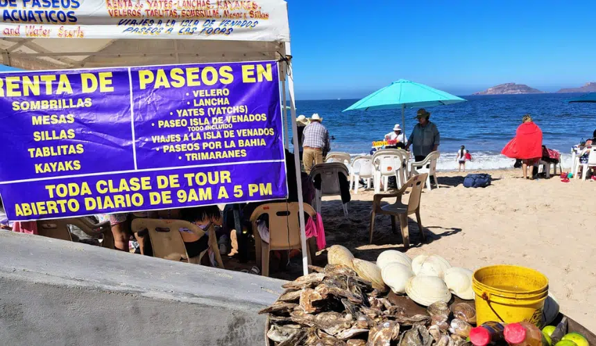 Turistas en playa de Mazatlán