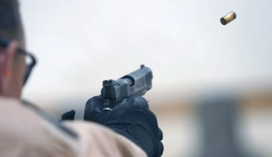 Un hombre realiza práctica de tiro con una pistola