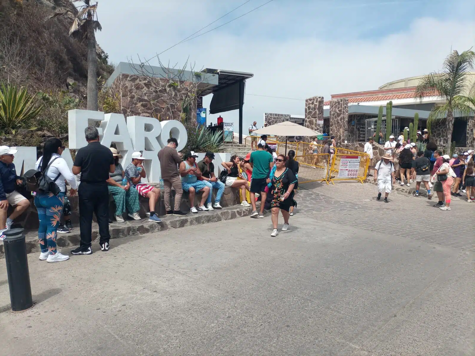 Saturación de visitantes en el faro de Mazatlán, el faro mas alto del mundo, gracias al Carnaval.