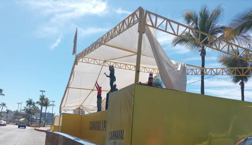 Retiran templetes tras el Carnaval de Mazatlán