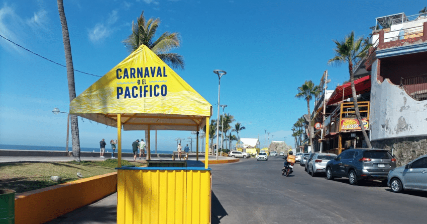 Retiran templetes tras el Carnaval de Mazatlán