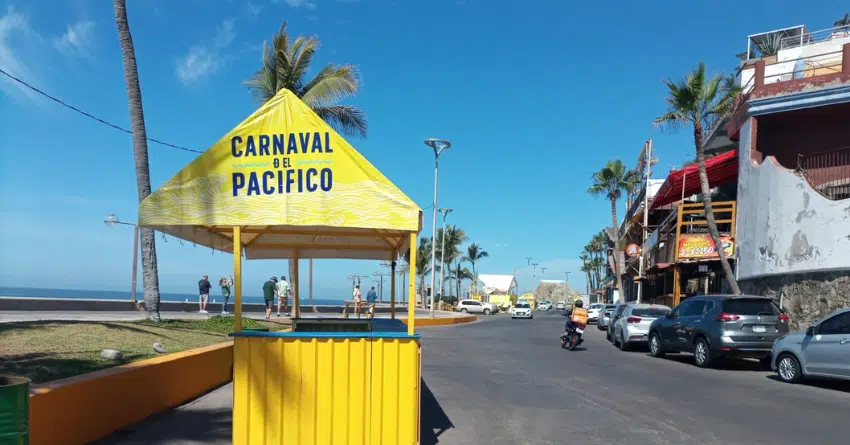 Retiran templetes tras el Carnaval de Mazatlán