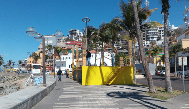 Retiran templetes tras el Carnaval de Mazatlán