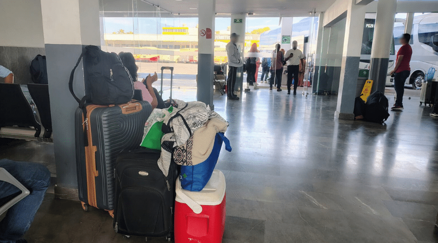 Turistas en la Central de Autobúses de Mazatlán