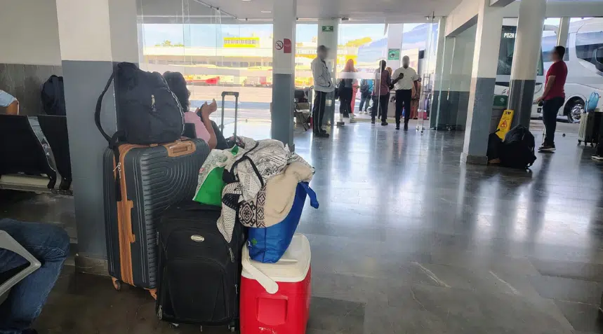 Turistas en la Central de Autobúses de Mazatlán