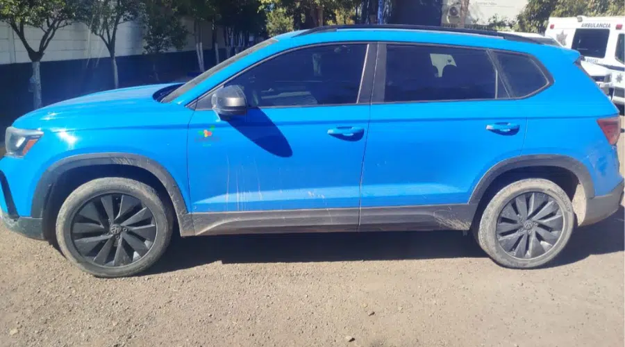 Camioneta tipo SUV azul